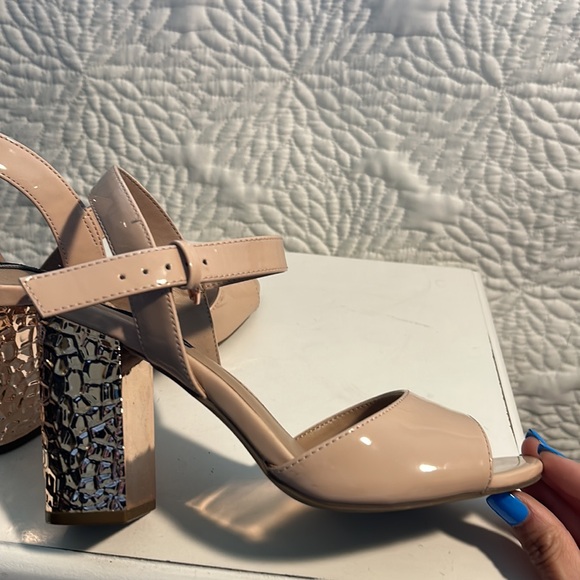 PARKER & SKY NUDE PATENT BLOCK HEEL SANDALS - Picture 4 of 7
